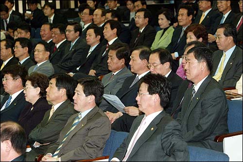 25일 오전 국회에서 `야당폄하`발언을 한 이해찬 총리의 시정연설 대독 참석여부를 논의하기위해 열린 한나라당 의원총회에 참석한 의원들. 